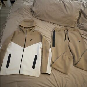 Men’s nike tech tracksuit